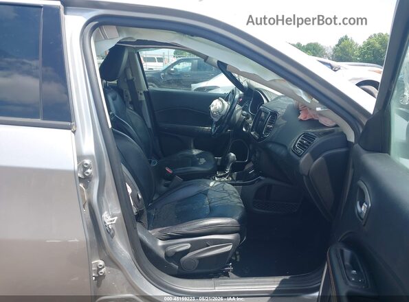 3C4NJCCB0KT662555 2019 JEEP COMPASS Серебряный Вид салона спереди