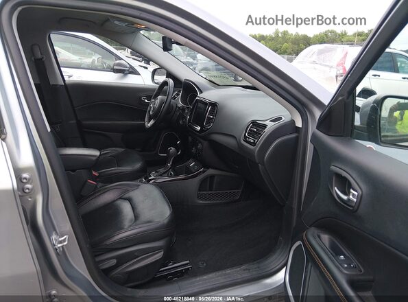 3C4NJCCB1KT679784 2019 JEEP COMPASS Gray Front interior view