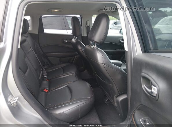 3C4NJCCB1KT679784 2019 JEEP COMPASS Gray VIN sticker view
