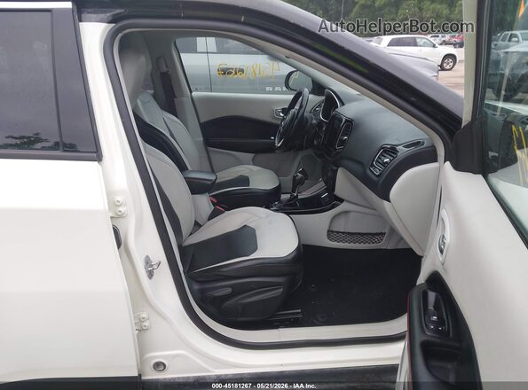 3C4NJCCB8KT788498 2019 JEEP COMPASS Белый Вид салона спереди