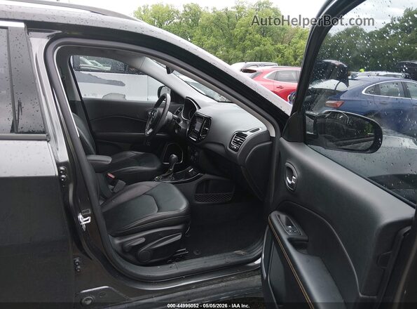 3C4NJCCB9JT123933 2018 JEEP COMPASS Серый Вид салона спереди