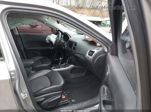 3C4NJDBB0KT601469 2019 JEEP COMPASS Silver Widok wnętrza z przodu
