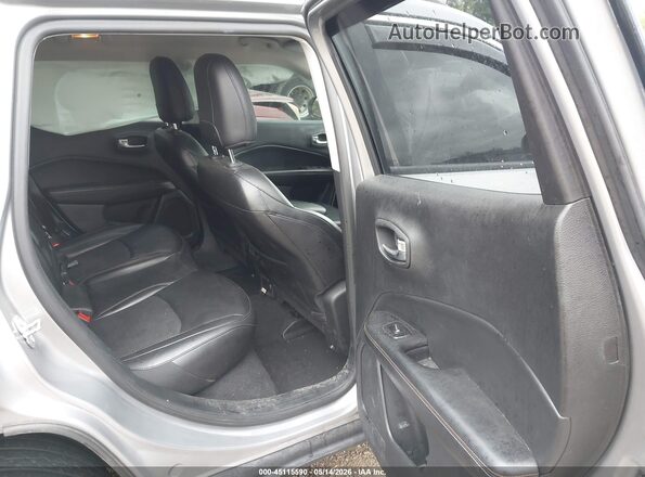 3C4NJDBB0KT601469 2019 JEEP COMPASS Silver Widok naklejki z numerem VIN