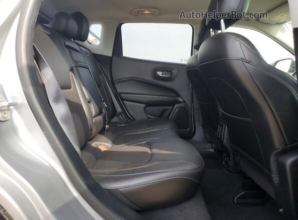 3C4NJDBB2JT255682 2018 JEEP COMPASS Silver 
