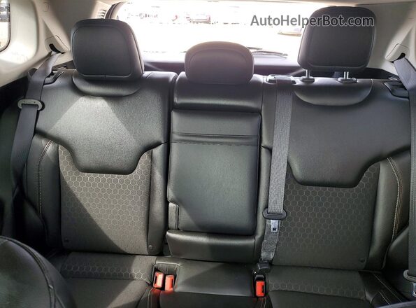 3C4NJDBB2JT255682 2018 JEEP COMPASS Silver 