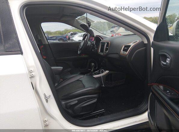 3C4NJDBB3JT175808 2018 JEEP COMPASS White Front interior view