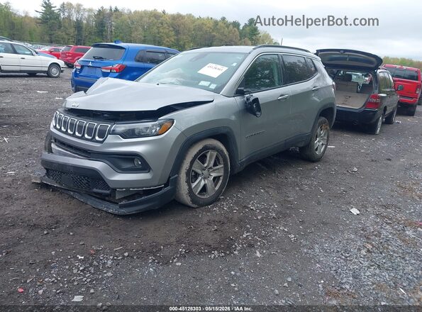 3C4NJDBB3NT131555 2022 JEEP COMPASS Silver Vista tres cuartos delantera izquierda