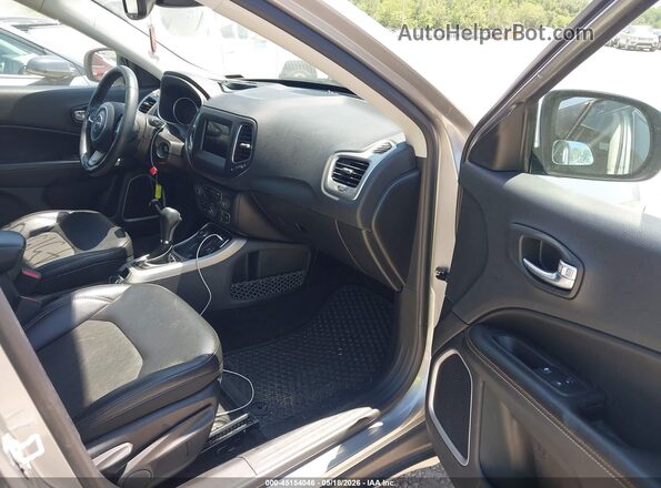 3C4NJDBB4JT398682 2018 JEEP COMPASS Silver Front interior view