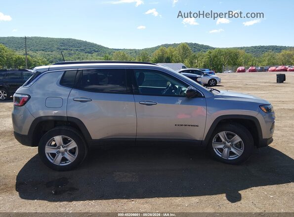 3C4NJDBB5NT230510 2022 JEEP COMPASS Silver Вид задньої частини салону