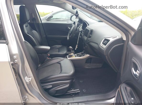 3C4NJDBB7HT650824 2017 JEEP NEW COMPASS Silver Front interior view