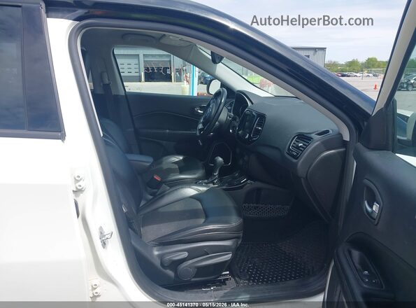 3C4NJDBB9JT304005 2018 JEEP COMPASS White Front interior view