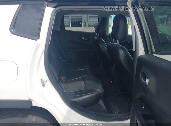 3C4NJDBB9JT304005 2018 JEEP COMPASS White VIN sticker view