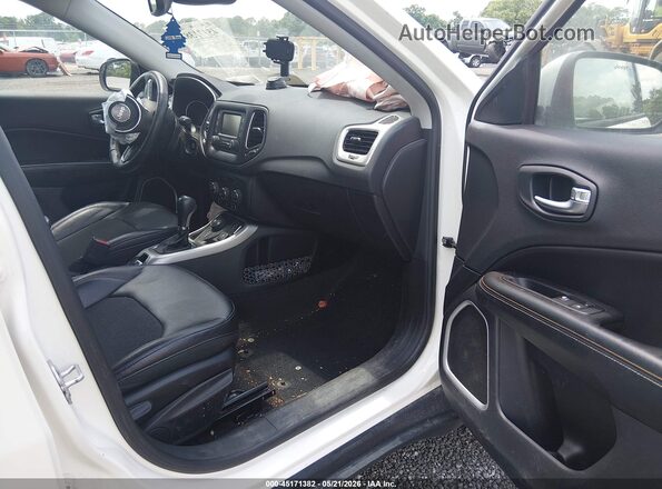 3C4NJDBB9JT401656 2018 JEEP COMPASS Белый Вид салона спереди