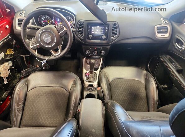 3C4NJDBBXJT373284 2018 JEEP COMPASS Красный Вид панели приборов