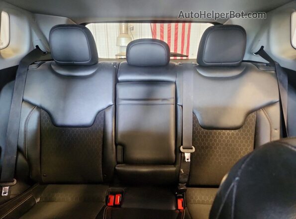 3C4NJDBBXJT373284 2018 JEEP COMPASS Красный Вид задних сидений
