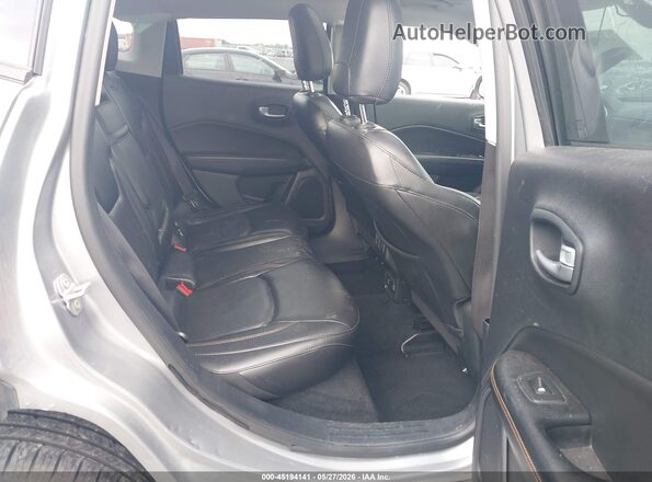 3C4NJDCB0JT176042 2018 JEEP COMPASS Gray Widok naklejki z numerem VIN