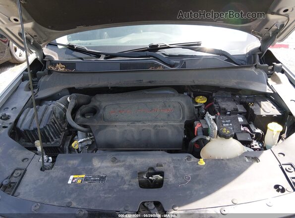 3C4NJDCB0JT246042 2018 JEEP COMPASS Silver Вид ззаду