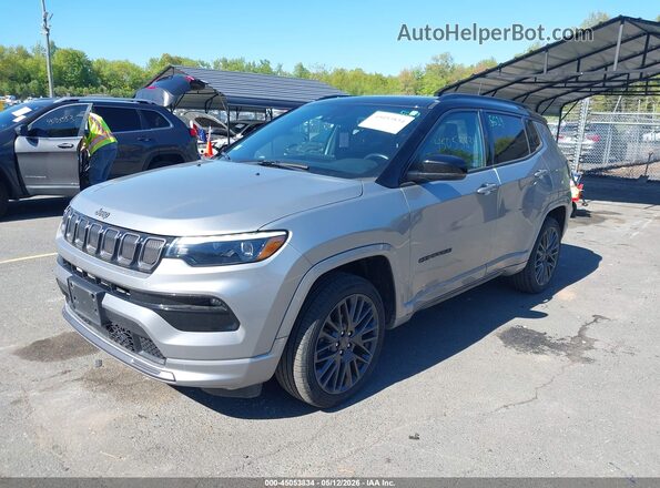 3C4NJDCB0NT144052 2022 JEEP COMPASS Silver Vista tres cuartos delantera izquierda