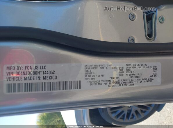 3C4NJDCB0NT144052 2022 JEEP COMPASS Silver Vista del compartimento del motor
