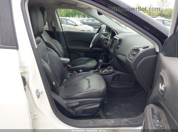3C4NJDCB1LT131811 2020 JEEP COMPASS Желтый Вид салона спереди