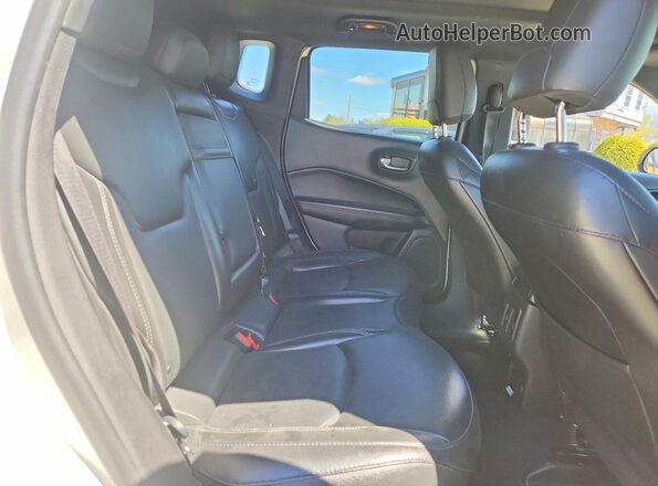 3C4NJDCB3LT137884 2020 JEEP COMPASS White Widok wnętrza z tyłu