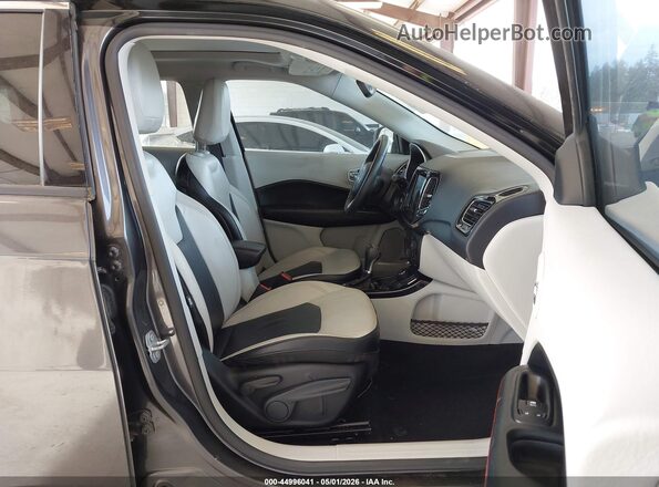 3C4NJDCB4HT627516 2017 JEEP NEW COMPASS Gray Widok wnętrza z przodu