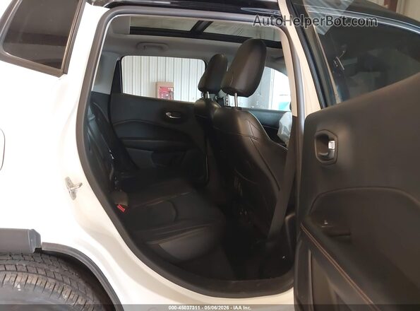 3C4NJDCB4JT373814 2018 JEEP COMPASS White VIN sticker view