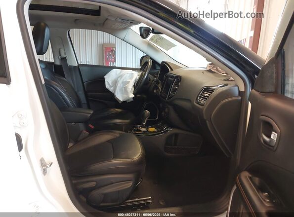3C4NJDCB4JT373814 2018 JEEP COMPASS White Front interior view