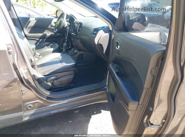3C4NJDCB5MT502616 2021 JEEP COMPASS Gray Front interior view