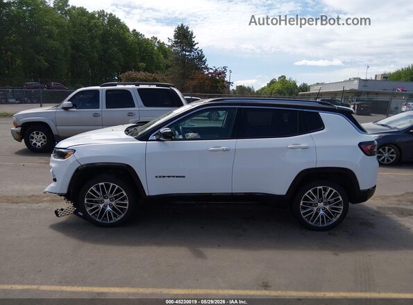 3C4NJDCB5NT126596 2022 JEEP COMPASS White Rear interior view