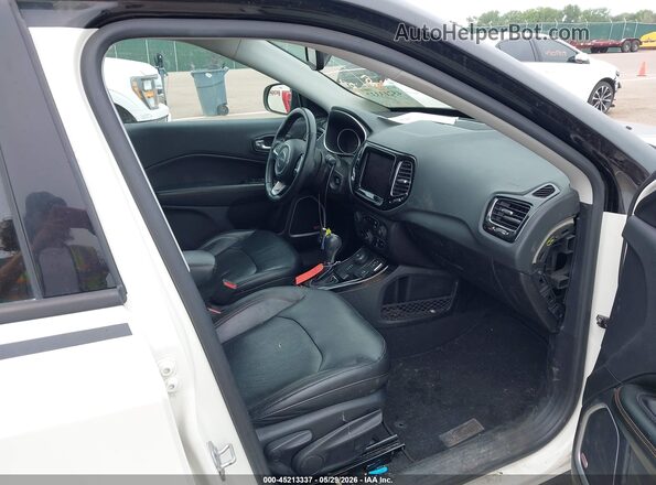 3C4NJDCB6JT246014 2018 JEEP COMPASS White Вид салону спереду