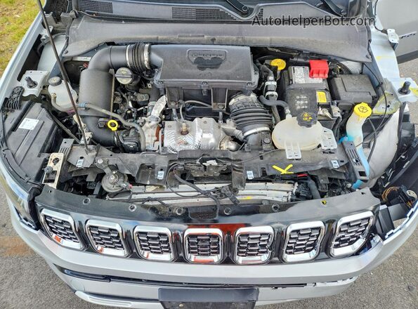 3C4NJDCN1TT186589 2026 JEEP COMPASS Silver Widok komory silnika