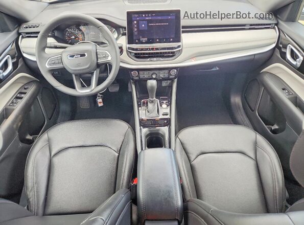 3C4NJDCN1TT186589 2026 JEEP COMPASS Silver Widok deski rozdzielczej