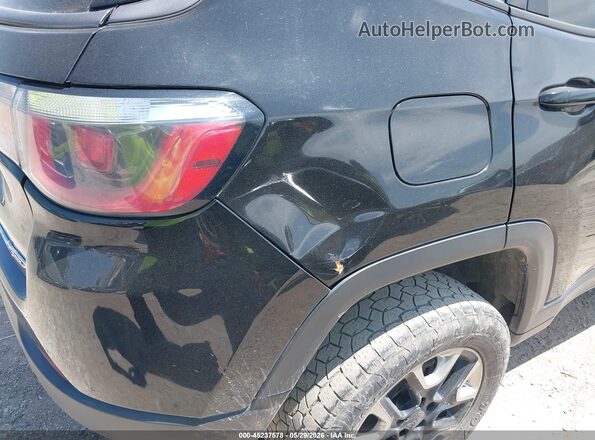 3C4NJDDB4JT324143 2018 JEEP COMPASS Black Front view