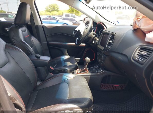 3C4NJDDB4JT324143 2018 JEEP COMPASS Black Front interior view