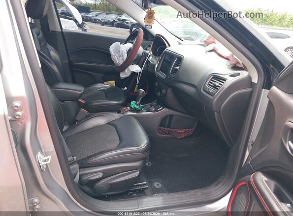 3C4NJDDB4JT465505 2018 JEEP COMPASS Silver წინა სალონის ხედი