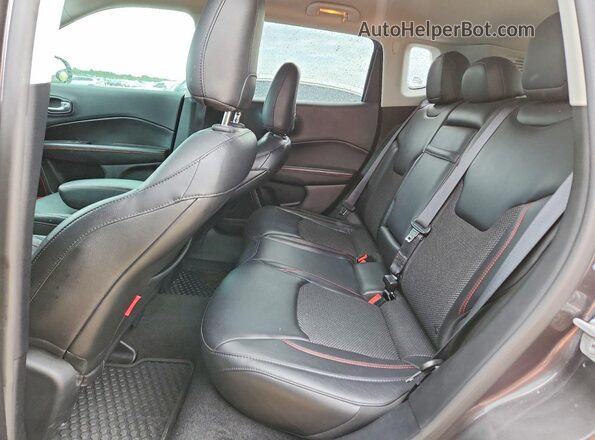 3C4NJDDB5HT667408 2017 JEEP COMPASS Серый Вид задней части салона