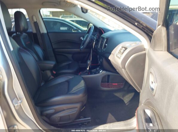 3C4NJDDB5JT348273 2018 JEEP COMPASS Silver Вид салону спереду