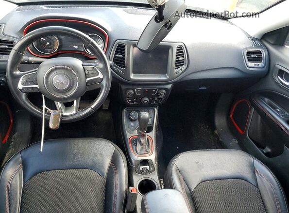 3C4NJDDB8LT195570 2020 JEEP COMPASS Gray Widok deski rozdzielczej