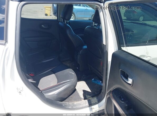 3C4NJDDBXKT619300 2019 JEEP COMPASS White VIN կոդի պիտակի տեսք
