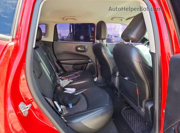 3C4NJDDBXLT184604 2020 JEEP COMPASS Красный Вид задней части салона