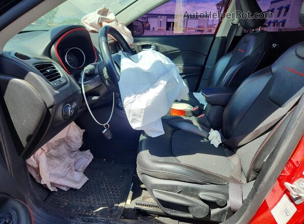 3C4NJDDBXLT184604 2020 JEEP COMPASS Красный Вид салона спереди