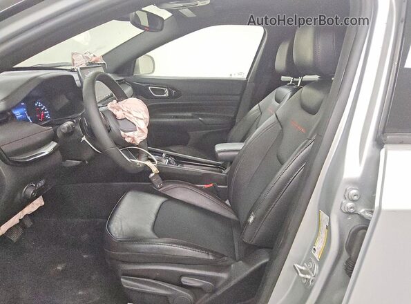 3C4NJDDN2ST583922 2025 JEEP COMPASS Silver Widok wnętrza z przodu