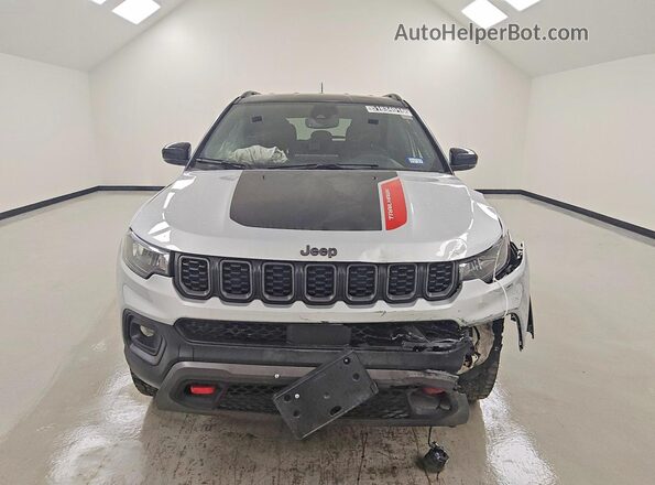 3C4NJDDN2ST583922 2025 JEEP COMPASS Silver Widok z przodu