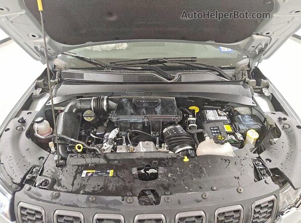 3C4NJDDN2ST583922 2025 JEEP COMPASS Silver Widok komory silnika