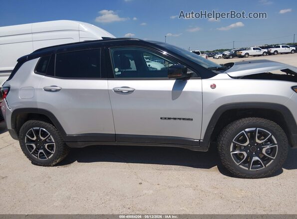 3C4NJDDN6ST621815 2025 JEEP COMPASS Silver Вид задньої частини салону