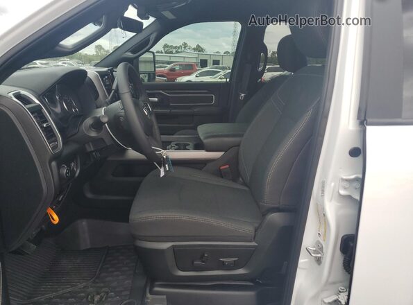 3C63R4DL0TG155900 2026 RAM 2500 White Widok wnętrza z przodu