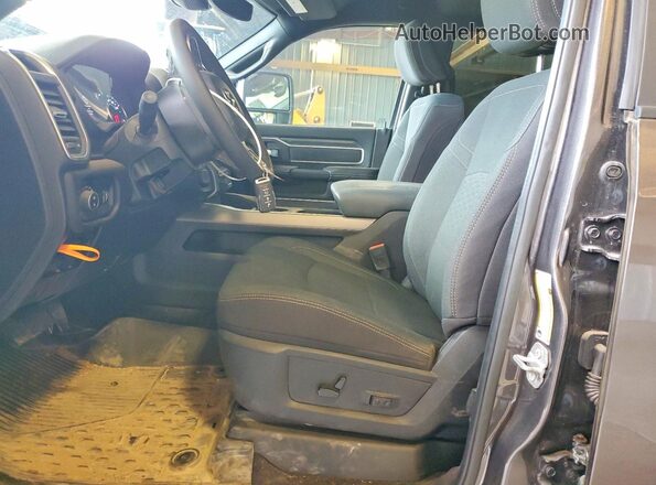 3C63R5DL2SG560242 2025 RAM 2500 Серый Вид салона спереди