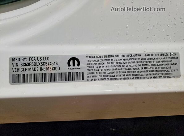 3C63R5DLXSG574518 2025 RAM 2500 White Widok komory silnika