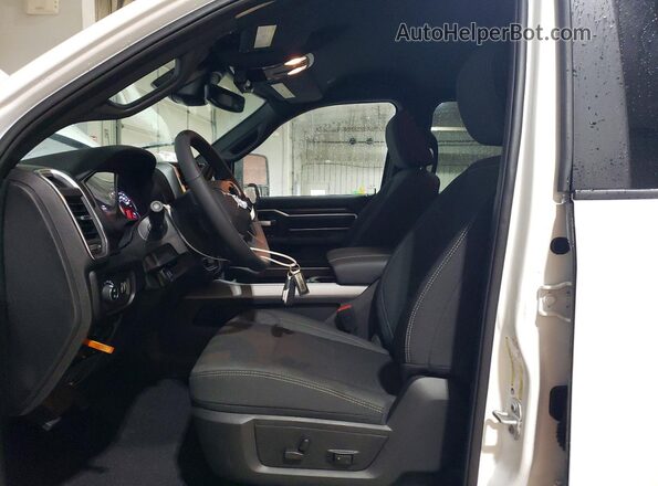 3C63R5DLXSG574518 2025 RAM 2500 White Widok wnętrza z przodu